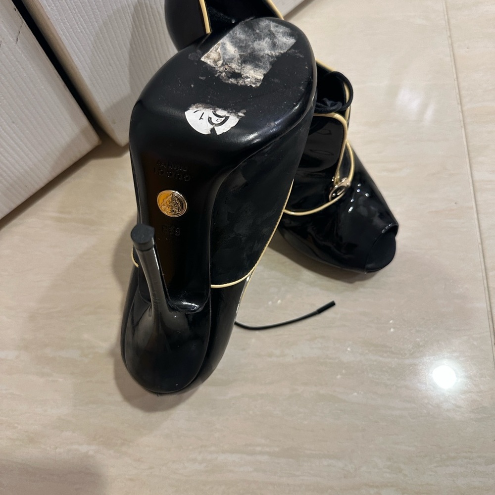 Gucci Black Patent Peep-Toe Stiletto Heels with Gold Trim - Picture 4 of 6